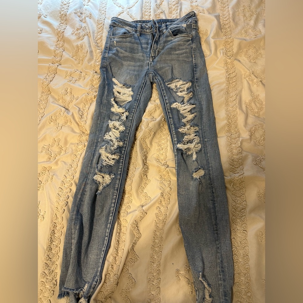 American Eagle Outfitters women’s  high-rise ripped jegging 6 Long. Never worn.